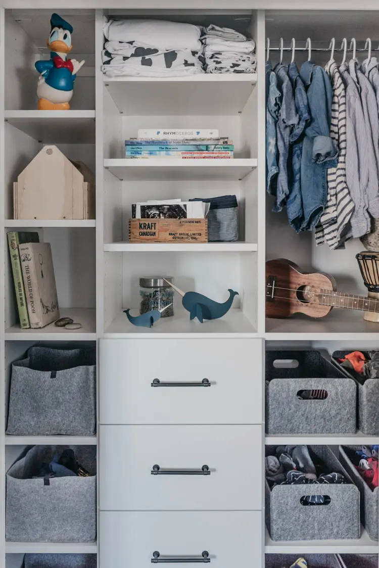 Narrow kids’ closet with shelves, drawers and storage baskets by Famille Closets
