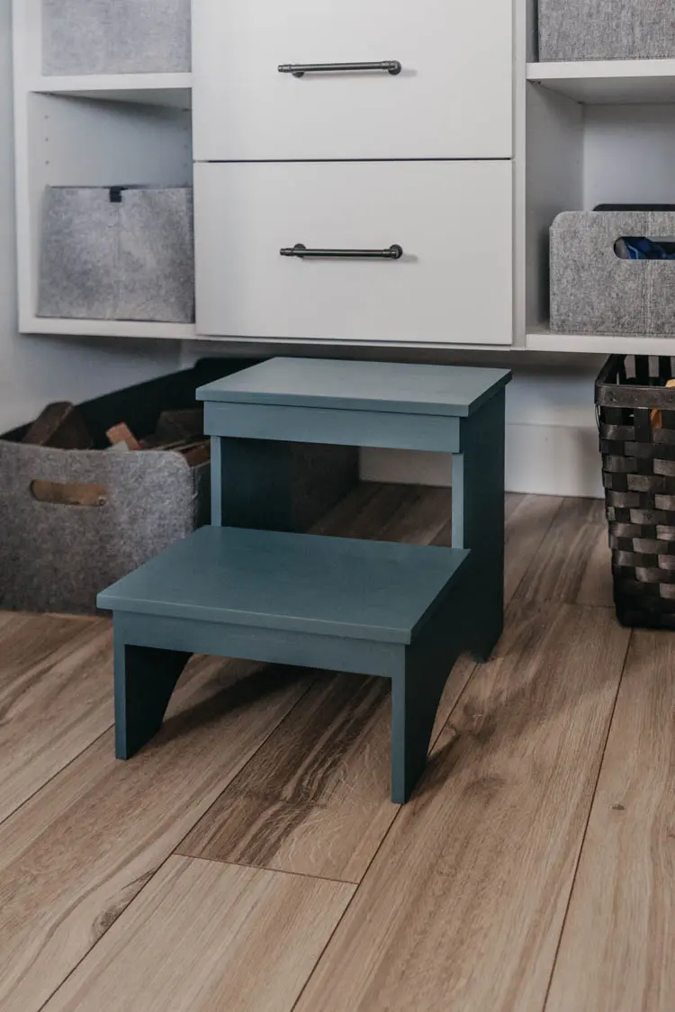 Kids’ closet with a step stool, drawers and storage baskets by Famille Closets
