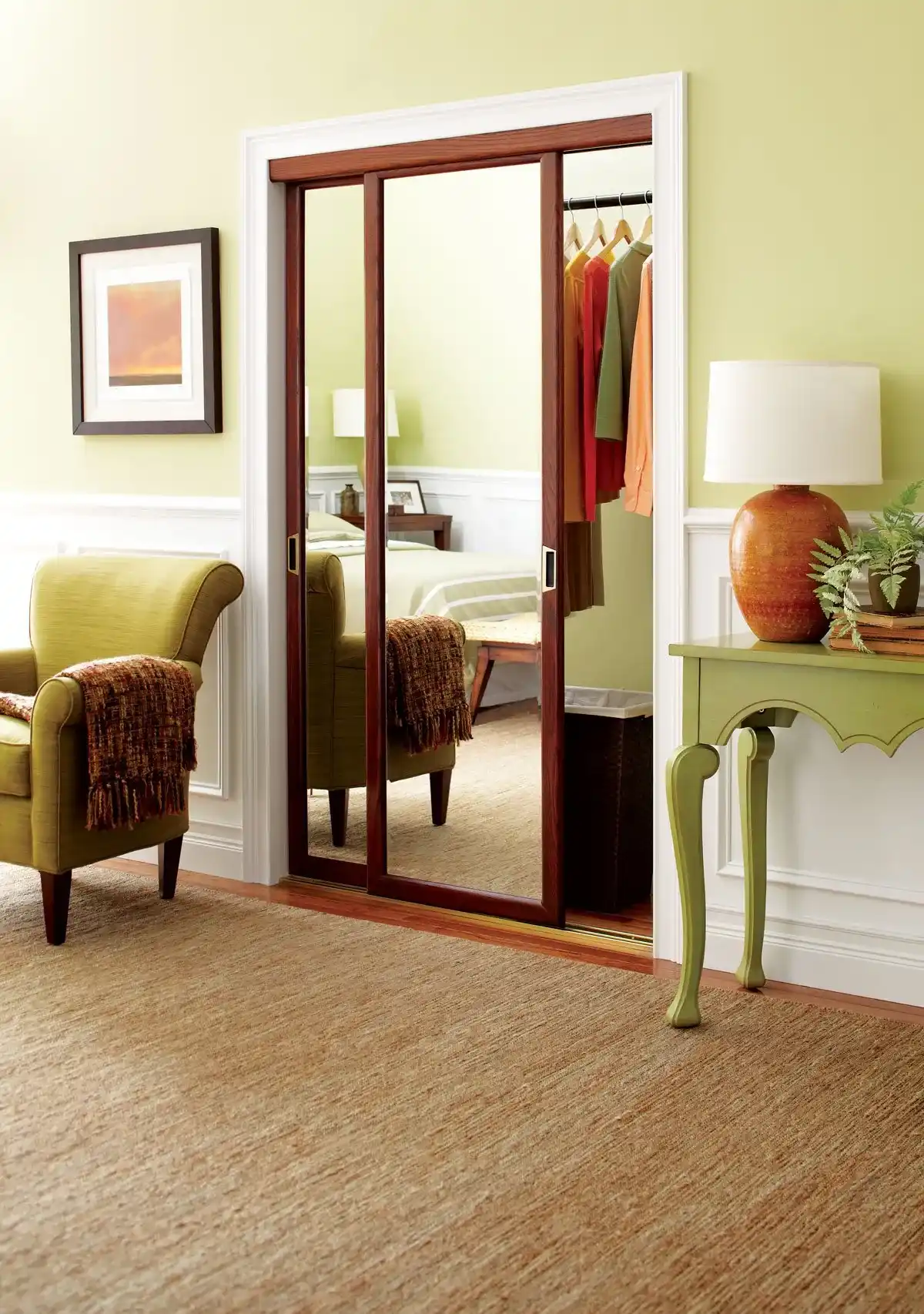 Mirrored sliding-door wardrobe in a bedroom by Famille Closets