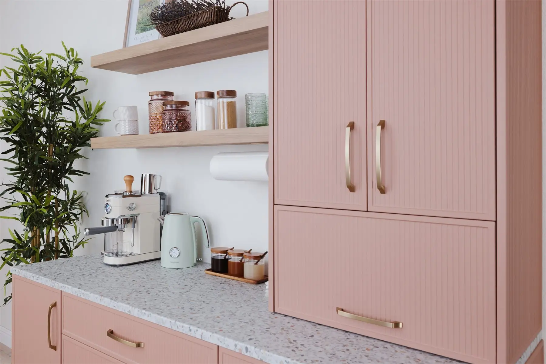 Reeded shaker kitchen storage cabinets by Famille Closets