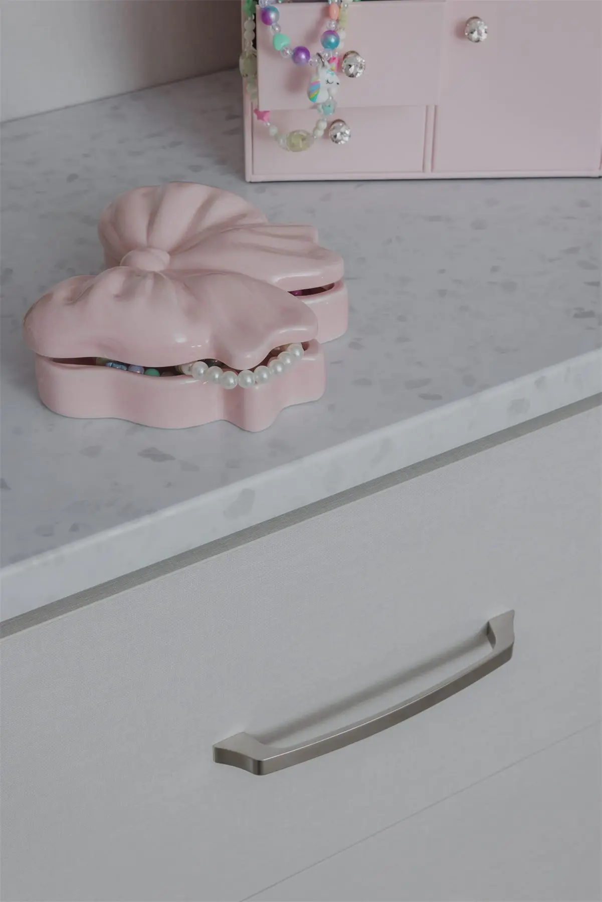 Frost surfaces and drawer detail by Famille Closets